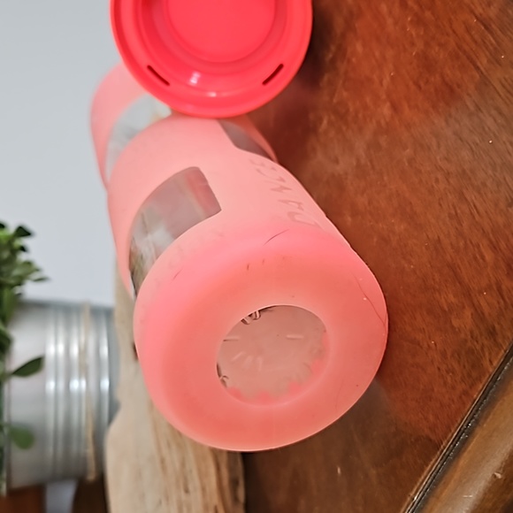 Lululemon LOVE YOGA Silicone Sleeve Glass Water Bottle - Picture 7 of 7
